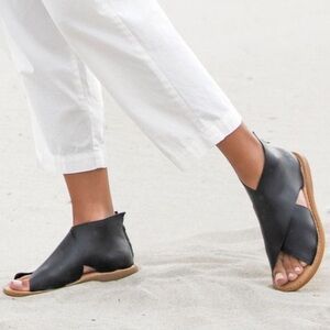 Born IWA flat sandal
Black Natural Sole